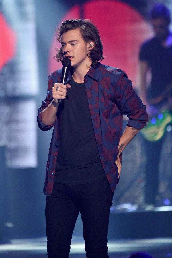 Harry Styles mit schulterlangen Haaren