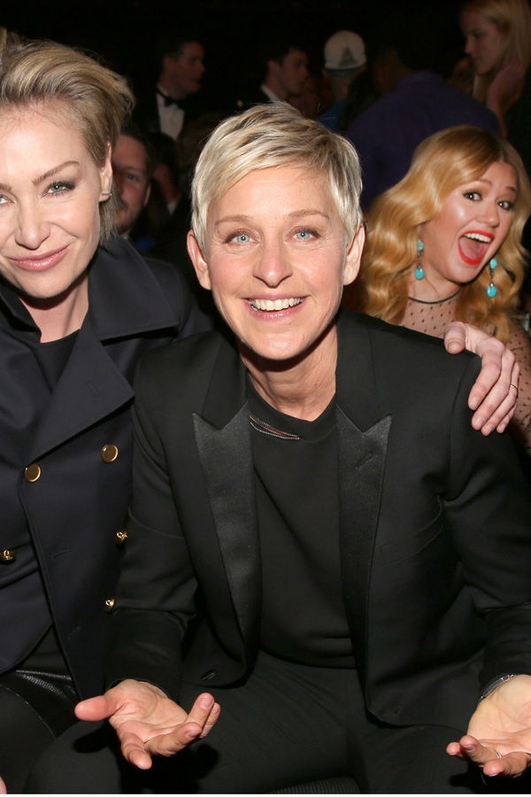 Kelly Clarkson: Photobomb