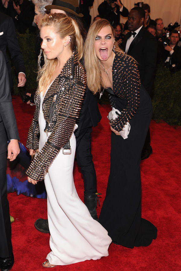 Cara Delevingne: Photobomb