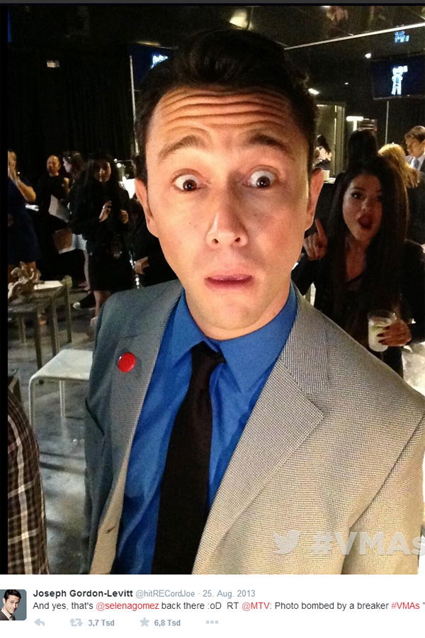 Selena Gomez: Photobomb