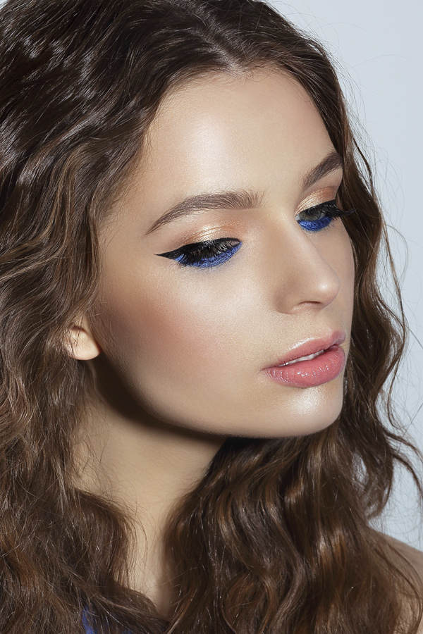 Blauer Eyeliner lässt Augen strahlen