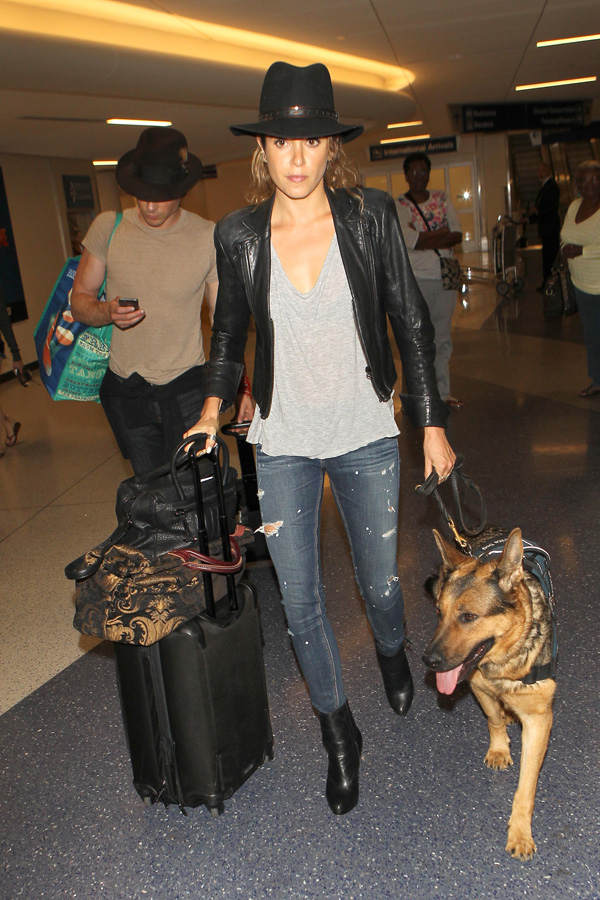 Nikki Reed mit Hund