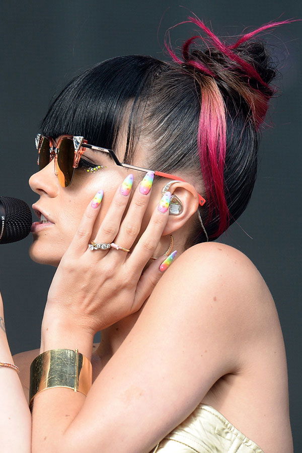 Lily Allen mit hochgesteckten Haaren