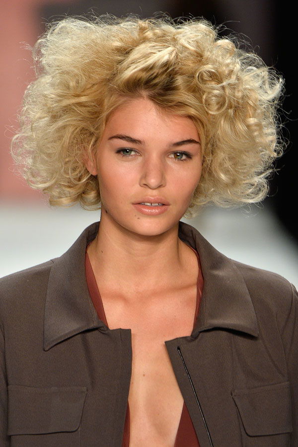 Luisa Hartema mit Locken