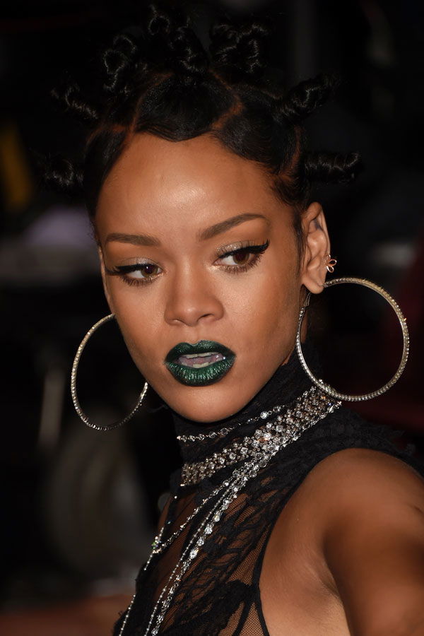 Rihanna mit grünen Lippen