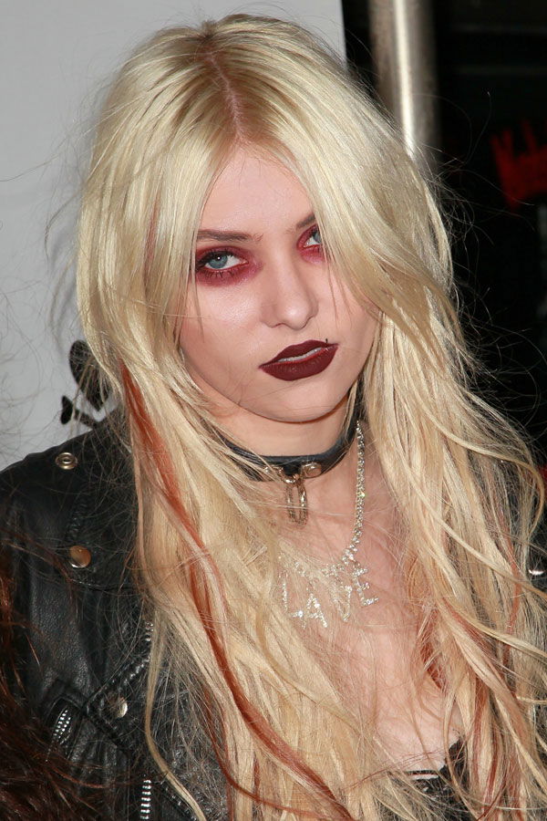 Taylor Momsen mit roten Panda-Augen
