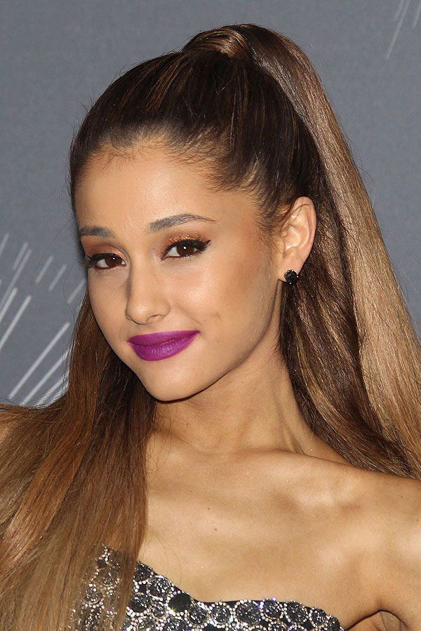 Ariana Grande mit zu viel Lippenstift