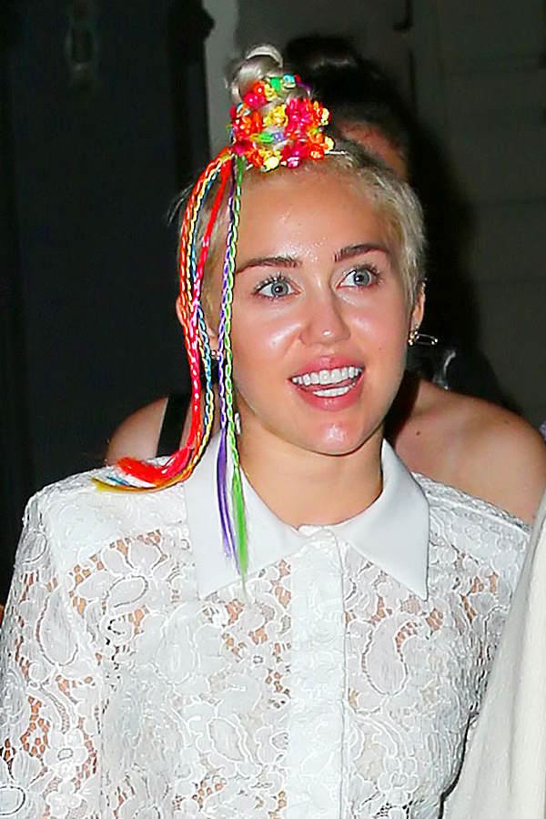 Miley Cyrus mit bunten Braids im Haar