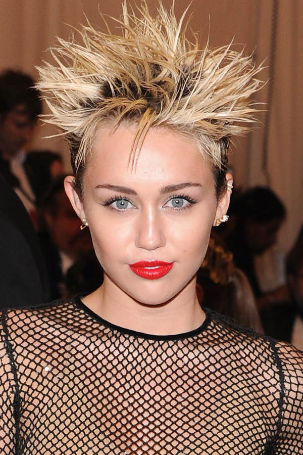 Miley Cyrus mit Stachelfrisur