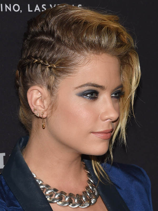 Ashley Benson mit geflochtenem Sidecut