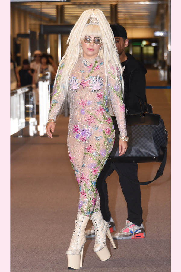 Lady Gaga im Muschel-Glitzer-Anzug