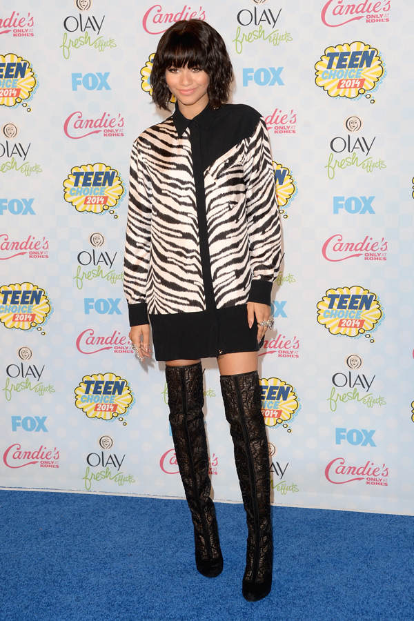 Zendaya Coleman mit schwarzen Overknee-Stiefeln