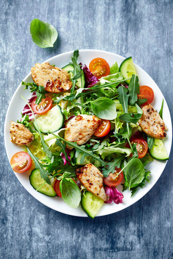Salat mit Hähnchenbruststreifen