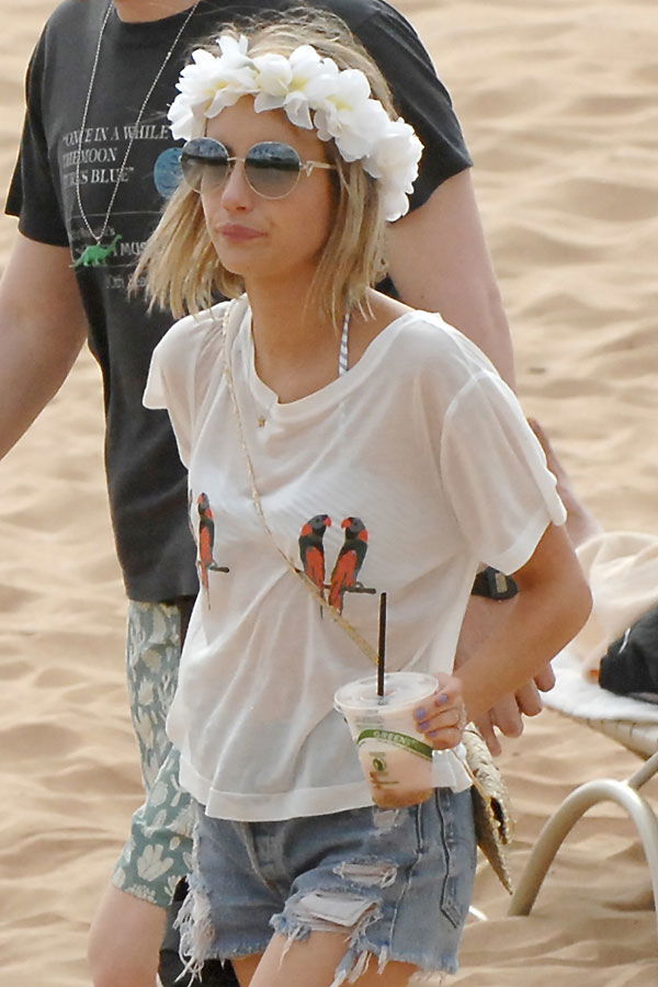 Emma Roberts mit Blumenkranz im Haar