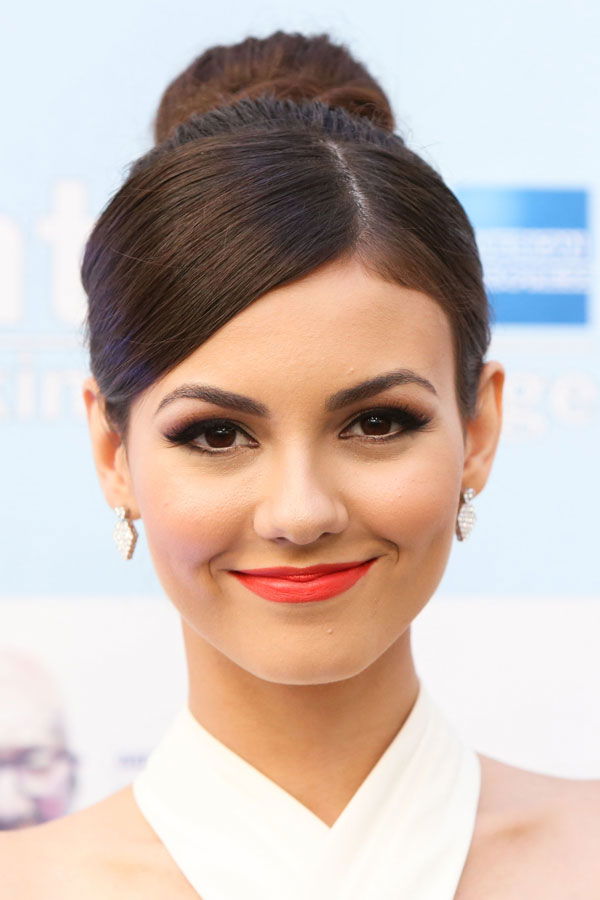 Victoria Justice mit sommerlichem Chignon