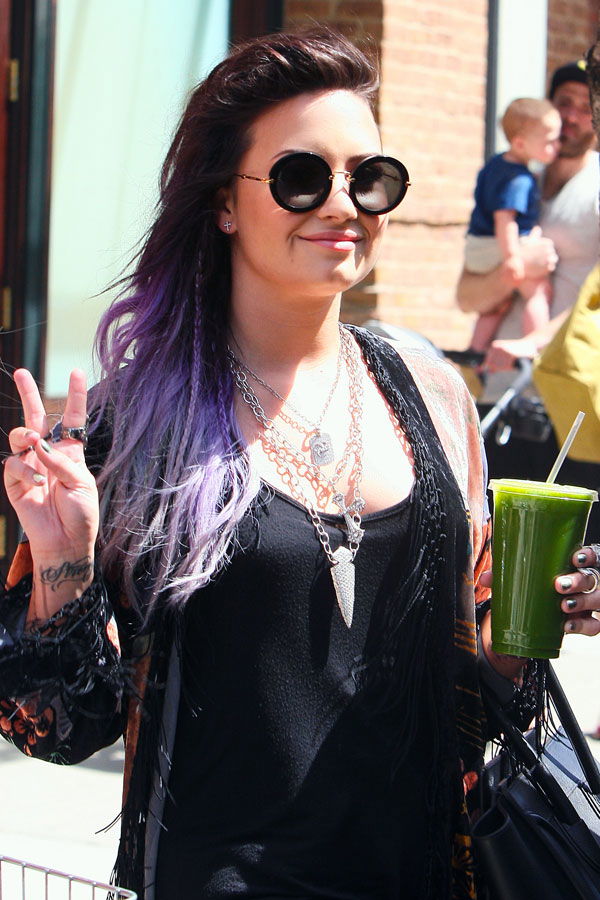 Demi Lovato mit lila Dip Dye Frisur