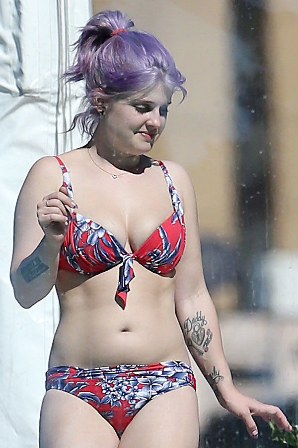 Kelly Osbourne mit lila Pferdeschwanz