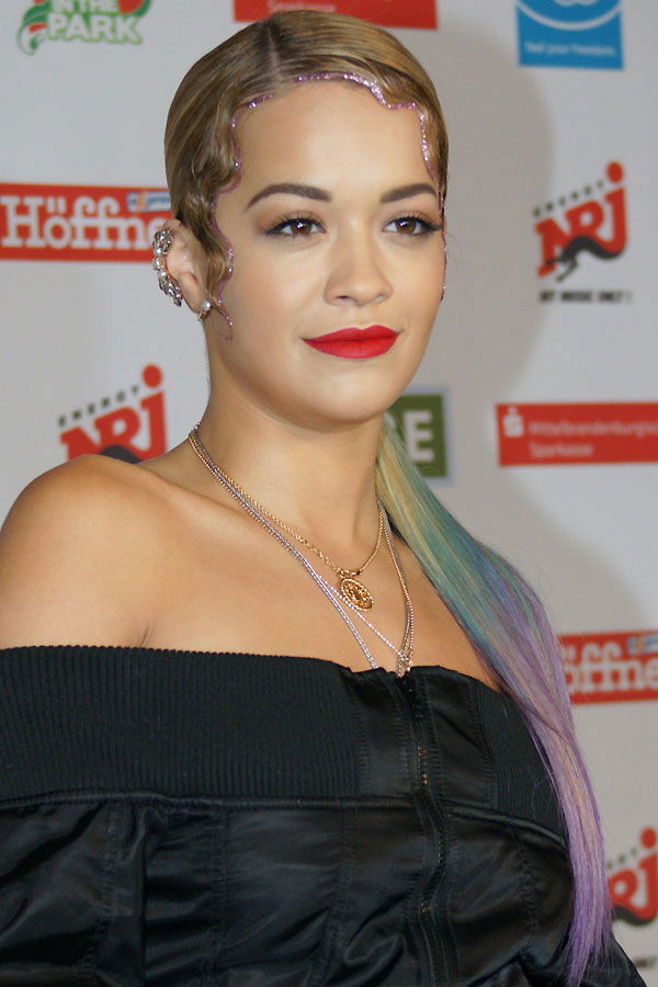 Rita Ora mit bunten Regenbogen-Haaren