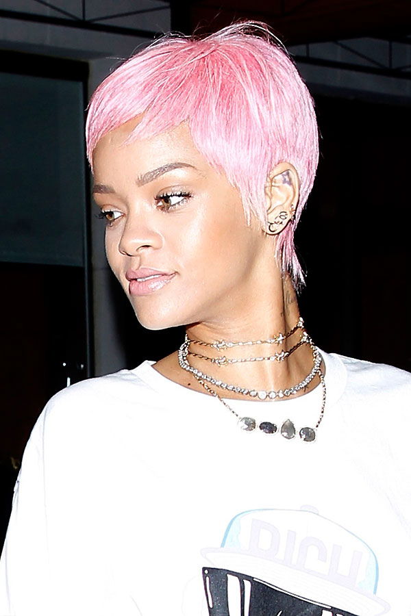 Rihanna mit rosa Kurzhaarfrisur