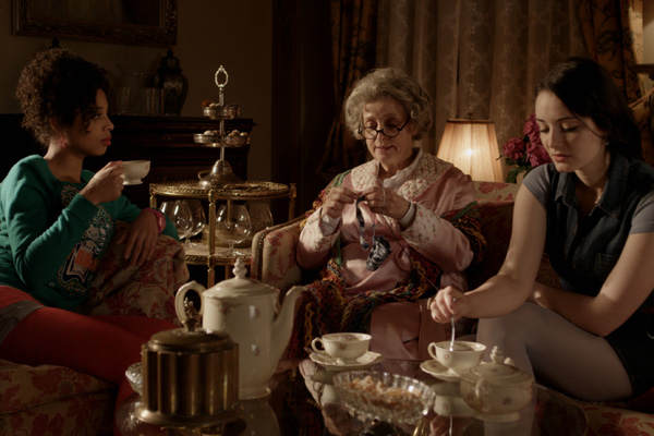 Gwen, Leslie und Maddy beim Tee