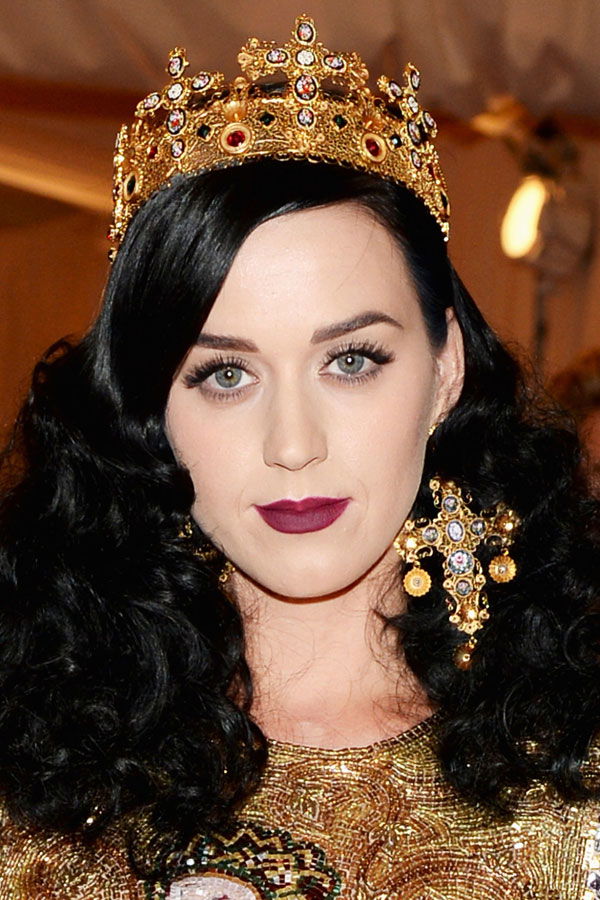 Katy Perry mit dunkelroten Lippen