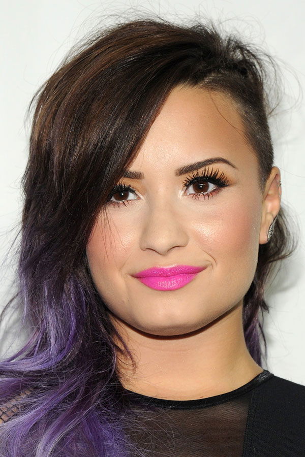 Demi Lovato mit Lippenstift in Pink