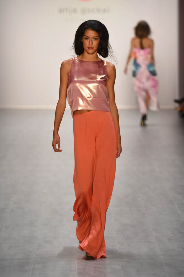 Rebecca Mir in Orange für Anja Gockel
