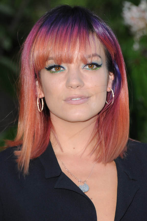 Lily Allen mit bunten Haaren