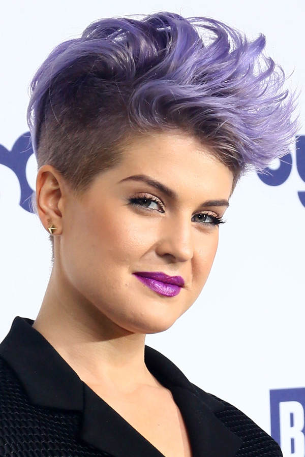 Kelly Osbourne mit lila Kurzhaarfrisur