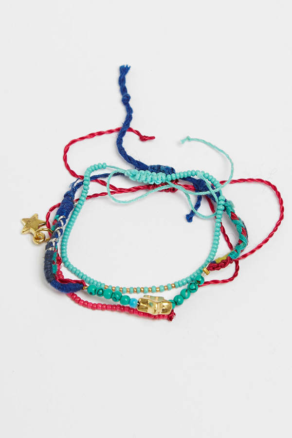 Bunte Armbänder von Oysho
