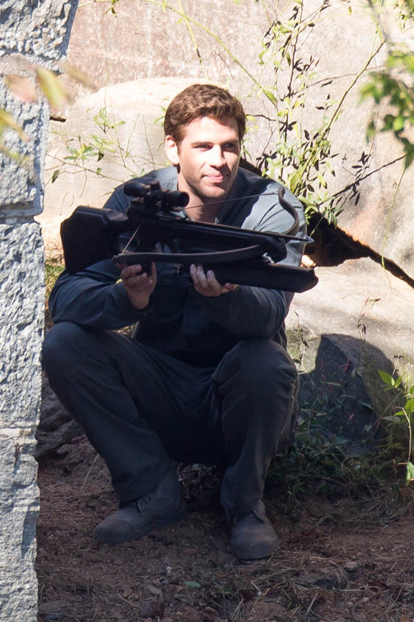 Liam Hemsworth mit Armbrust