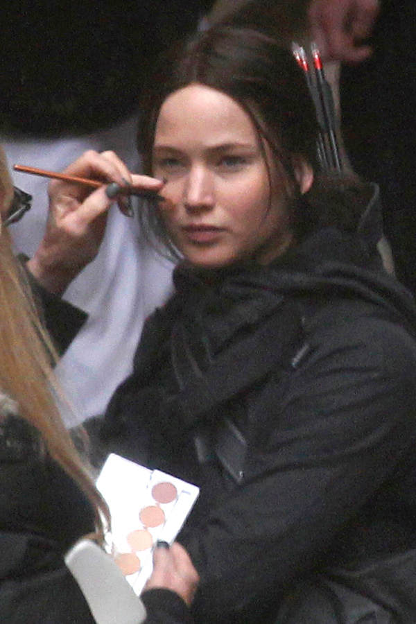 Jennifer Lawrence wird nachgeschminkt