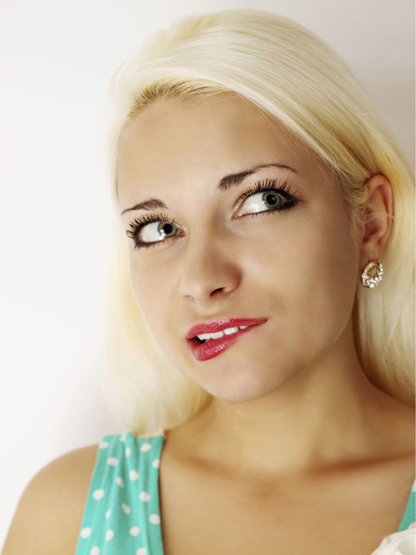 Die Freundin auf Lippenstift an den Zähnen hinweisen?