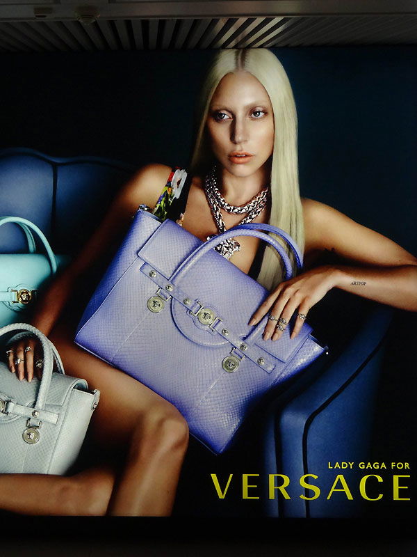 Lady Gaga wirbt für Versace