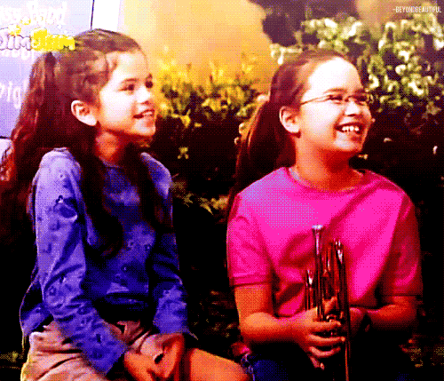 selena-demi-kinder-1966902.gif