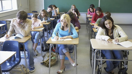 zentralabitur-schueler-im-klassenzimmer-557x313-1732735-1732732.jpg