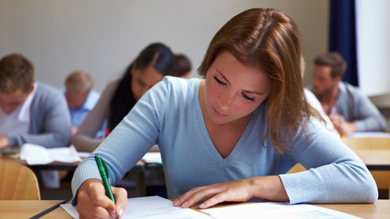 zentralabitur-schuelerin-schreibt-abitur-557x313-1732738-1732732.jpg