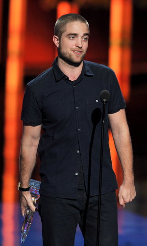 fast-glatze-robert-pattinson-hat-eine-neue-frisur-300x500-bild-1-1389838.jpg