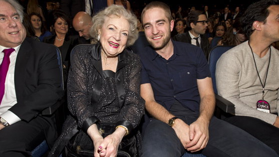 fast-glatze-robert-pattinson-hat-eine-neue-frisur-557x313-bild-2-1389838.jpg