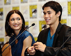 julia-jones-und-booboo-stewart-275x219-bild-1-1338248.jpg