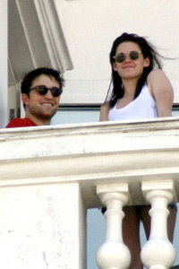 twilight-4-robert-und-kristen-knutschen-am-set-200x300-bild-1-950770.jpg