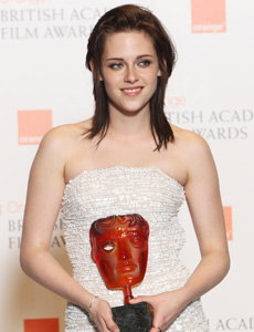 kristen-stewart-robert-pattinson-bei-den-bafta-awards-230x300-bild-2-643957.jpg