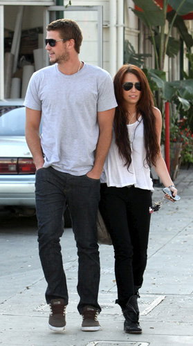 zieht-liam-hemsworth-bei-miley-cyrus-ein-279x500-bild-1-608182.jpg