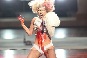 mtv-vmas-2009-kanye-west-poebelt-taylor-swift-an-300x200-bild-4-524143.jpg