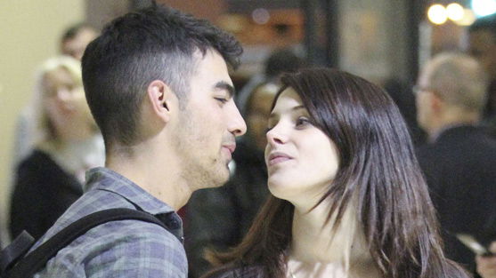 Ashley Greene und Joe Jonas: Öffentlicher Kuss!