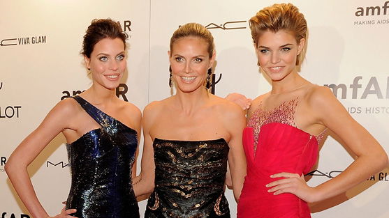 GNTM 2012: Heidi Klum mit Kandidatinnen