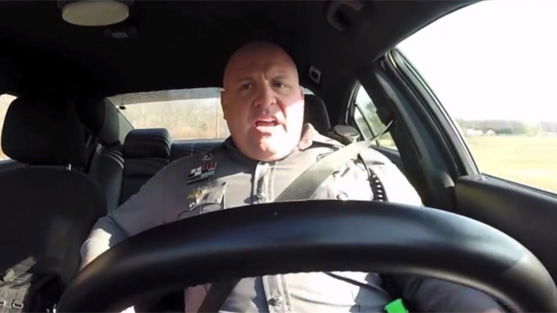 Polizist geht zu „Shake It Off“ von Taylor Swift ab