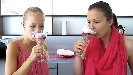 Trink Pink: Rezept für leckere Himbeereis-Bowle