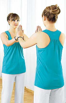 fitnessuebungen-mit-dem-theraband-straffe-oberarme-275x428-bild-1-412149.jpg
