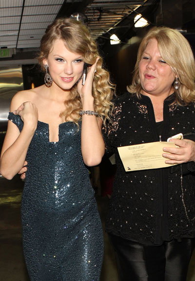 taylor-swift-und-ihre-mutter-inline-getty-2043249.jpg